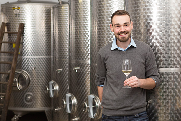 Sohn Fabian im Weinkeller